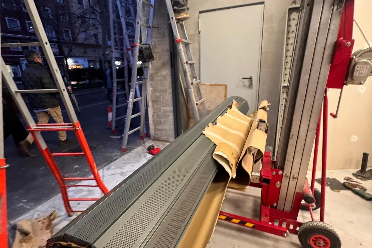 Instalación de una persiana microperforada en un comercio de Barcelona